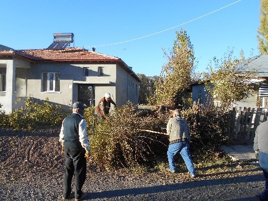 Mahalleli yolu temizliyor