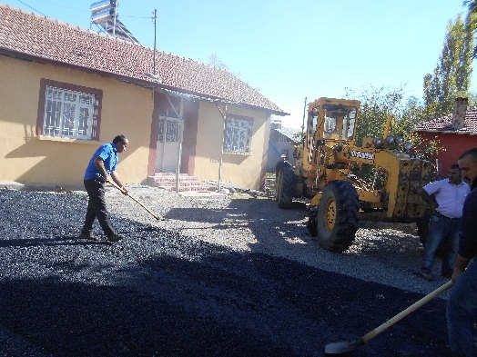 Mahalleli yolu temizliyor