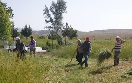 EYMİRLİLER BABALAR GÜNÜNDE MEZARLIK TEMİZLİĞİ VE BAKIMINI YAPTILAR