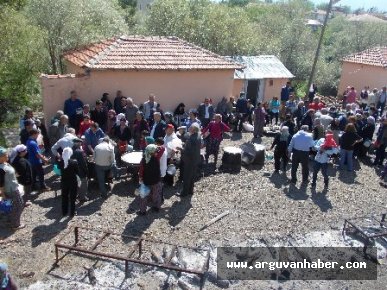 KARAHÜYÜKLÜLER GELENEKSEL YAĞMUR DUASINI  ŞAH SULTANDA YAPTILAR