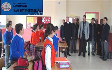 AKP'NİN 14 ÖĞRENCİLİ ARGUVAN İMAM HATİP ORTAOKULUNUN MUHTAÇ ÖĞRENCİLERİNE YARDIM ETTİĞİ HABERİ  