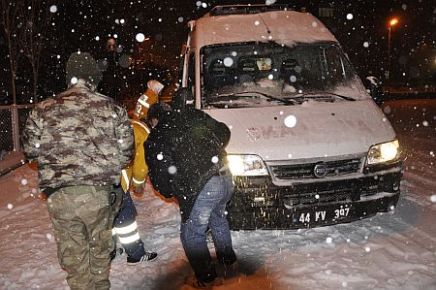 ARGUVAN'DA KAR YAĞIŞINDAN DOLAYI AMBULANS YOLDA KALDI 