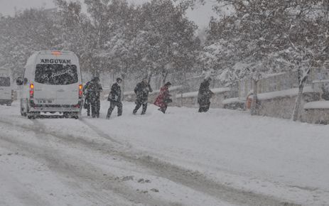 ARGUVAN'DA KAR YAĞIŞINDAN DOLAYI OKULLAR BİR GÜN KAPALI 