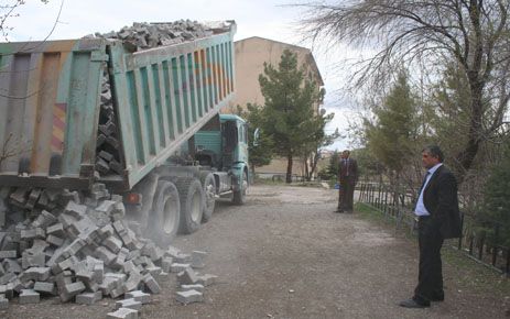 ARGUVANDA ÜÇ OKULUN ÇEVRE DÜZENLEME ÇALIŞMASI BAŞLATILDI 