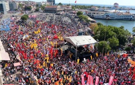 KADIKÖY DE SİVAS KATLİAMI'NIN 20. YILINI ANMA MİTİNGİ YAPILDI 