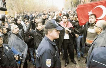 MARAŞ'TA ANMA ETKİNLİĞİNE SALDIRI 