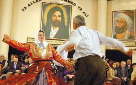 ÜNİVERSİTEDE ALEVİLERE HAKARET