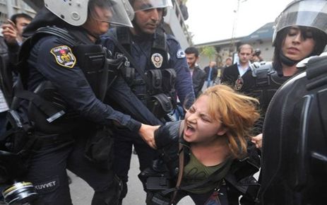 YÖK'ÜN KURULUŞU KIZLI ERKEKLİ PROTESTO EDİLDİ 